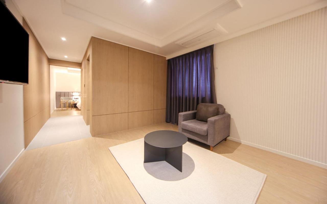 Hotel Lazy Heaven Changwon Bagian luar foto